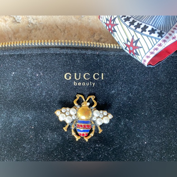 Authentic Gucci Beauty Velvet Bee Cosmetic Shoulder Bag - Picture 6 of 9